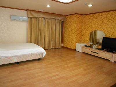 テレビも2台、ベッドも2台。ホテル内別居も可能かと。