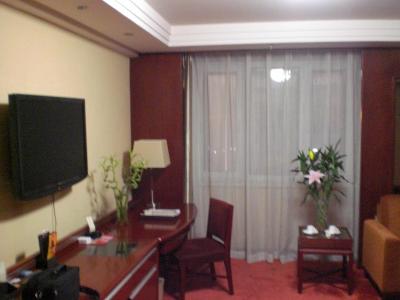 デスク周り。ベッドからだとテレビが遠い。