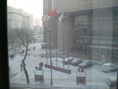 窓からの景色。左の道路を歩くとデパ―ト街へ、徒歩５分