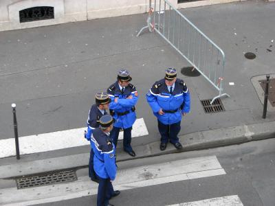 ホテルの窓から、エリーゼ宮を警備する警察官