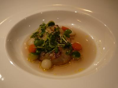 コースの中の1品生フォワグラソテーコンソメスープかけ