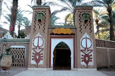 ホテル正面。駐車場ともう一つの入り口は、左手に回りこんだ所。