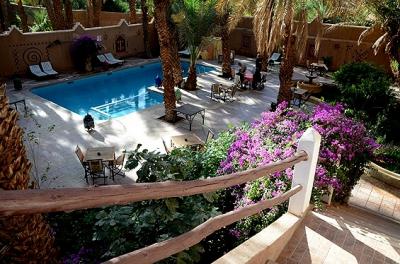 客室階から、プールのある中庭へ下りて行く階段。