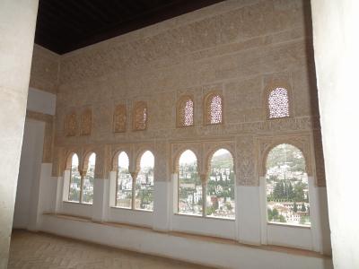 市内とアルハンブラ宮殿に市バスが走っています