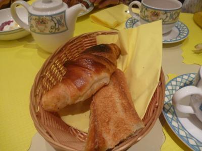 クロワッサン、バゲットの朝食