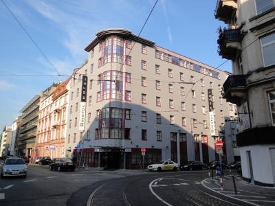 コーナーにあります．写っていませんが左側がメイン駅です