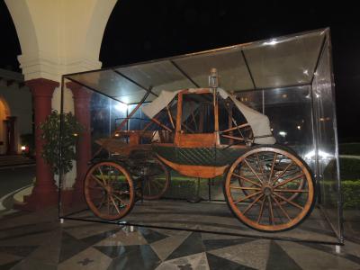 玄関前に飾られている昔王族が使用した車