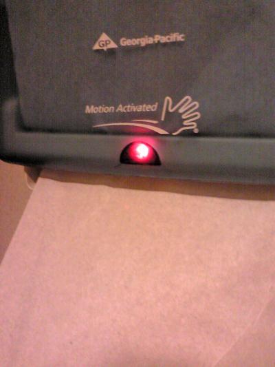 シャーリーズのトイレのペーパータオルの機械の使い方がわからず戸惑いました（汗）