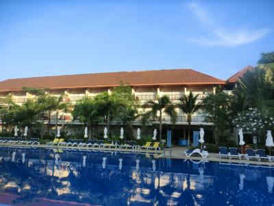 朝、誰もいないプール