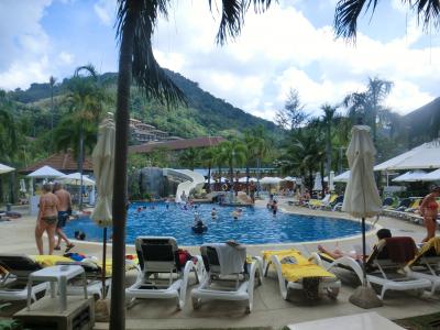 部屋からプールへ