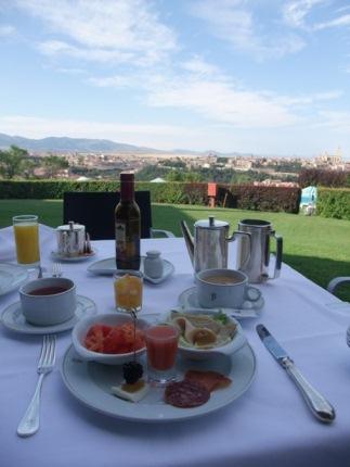 素晴らしい眺望と心地いい風を受けながらの朝食は最高！