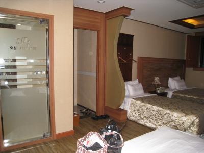 写真左側がバスルーム扉です。