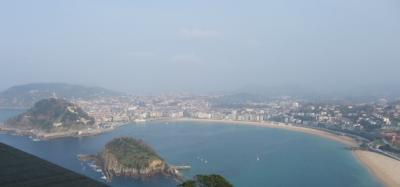 客室のバルコニーからコンチャ湾を見下ろして