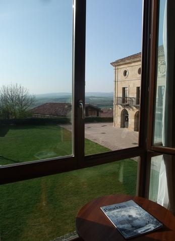 客室からの眺め。庭園の緑と山並みが美しい。