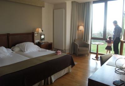 広めの客室の大きな出窓からは、素晴らしい景色が見渡せます