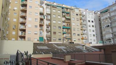 広いテラスがありますが、周りのアパートメントが丸見え！