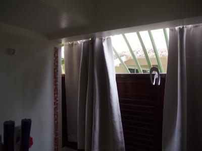 バスルームの壁。こんな風になってるので夜は寒い