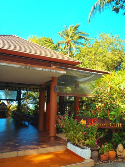 カロンビーチを見下ろす高台にあり、眺望抜群です。