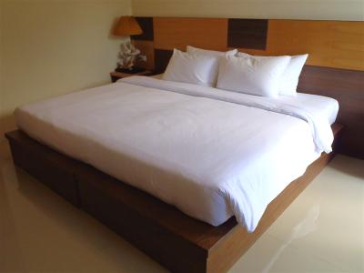 ベットは2m×2mぐらいあるキングサイズ