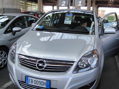 マドリード・アトーチャ駅でレンタカー。