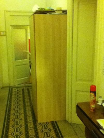 入り口から。奥がキッチンで廊下の左右に各部屋。