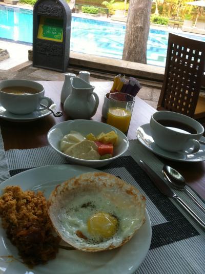 プールサイドでお食事。お椀みたいなのはエッグホッパーです。