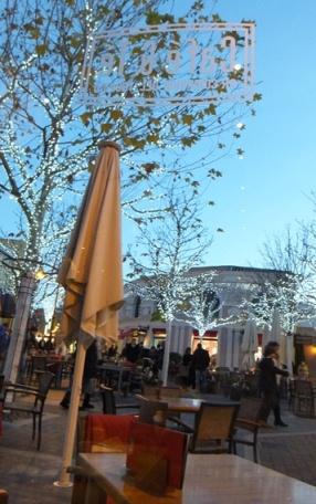 マドリッド郊外、ラスロサス市にあるお洒落なアウトレットショッピングモール