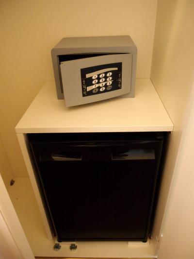 セーフティボックスと冷蔵庫あり。