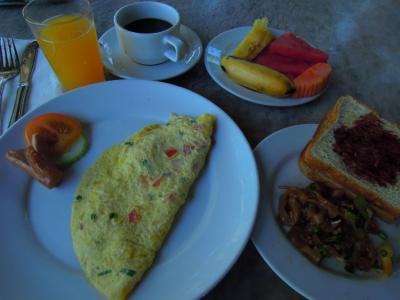 簡単な朝食、卵料理のプレート、フルーツ、惣菜一品、パンなど