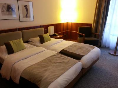 写真で見るよりベッドの奥側にも十分なスペースがあります。