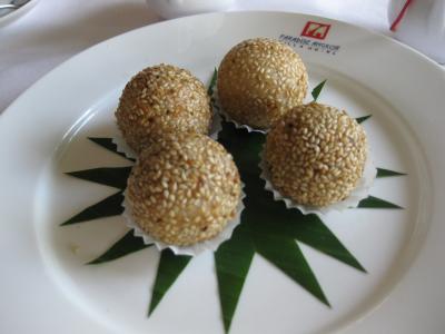 ごま団子はアツアツでした！