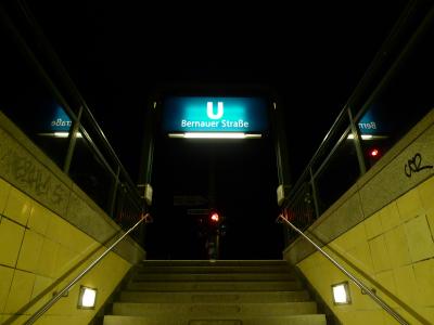 この駅を出てすぐ