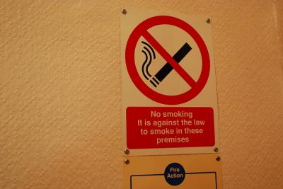 ロンドンでは建物の中でのたばこは違法です
