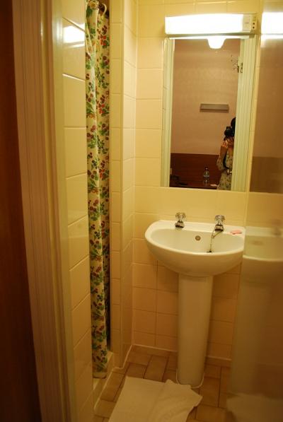 洗面に向かって右がトイレでカーテンの向こう左はシャワー