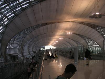 とにかく広い現代建築の空港