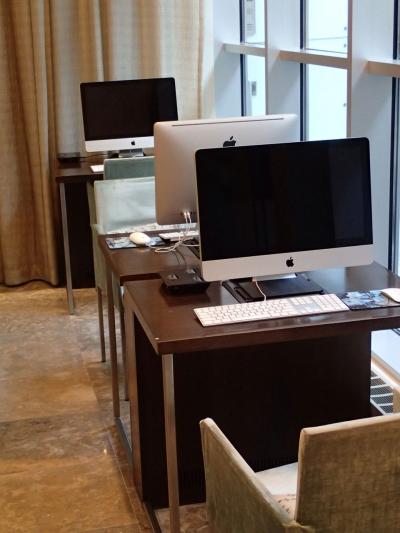 入り口そばにあるパソコン（Mac）。