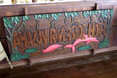 アマゾン川の川イルカの刻まれたレリーフ兼看板