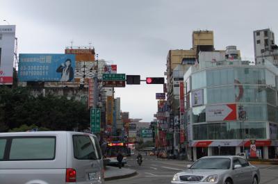 新竹駅をでて右へ。右側のSOGOの左の道へ