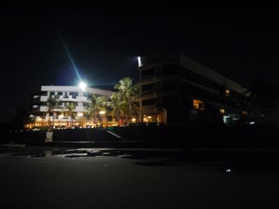 夜中９時ごろにビーチ出現。朝にはまた波が。