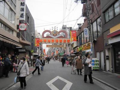 餅菓子屋、煎餅屋、蕎麦屋、おばあちゃん向けの洋服が並ぶ活気のある商店街