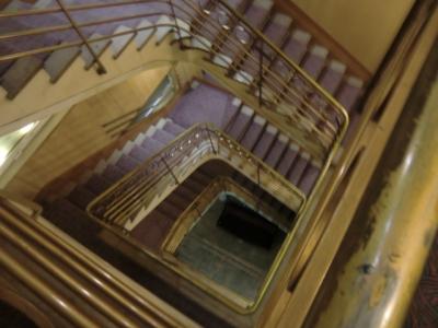 ホテル内の階段。きしむところも