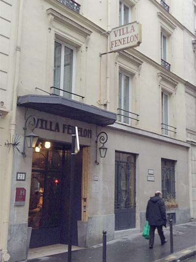 路地の真ん中へんにある小さなホテルです