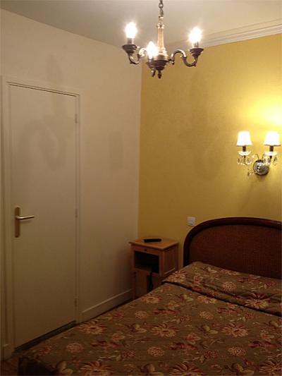 シングルは狭い部屋でしたが居心地は良好でした。