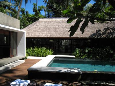 正面がお部屋、左側が別棟ゲストルーム