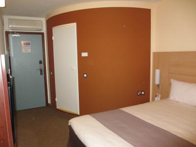 ちょっとスタイリッシュなつくりの客室。結構広め。