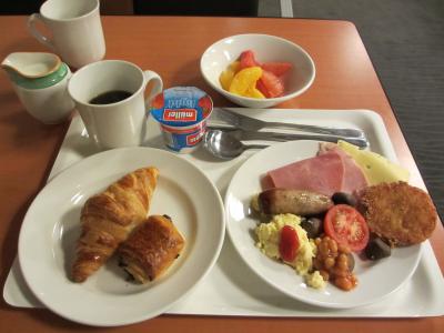 品ぞろえは普通。でもクロワッサンとオレンジが美味しかった。