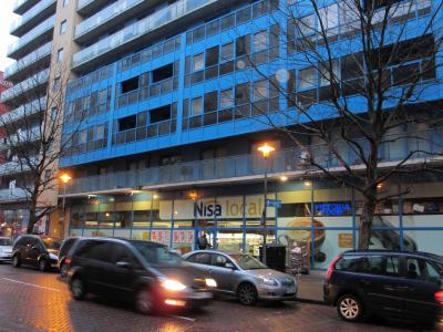 すぐ向かいのｽｰﾊﾟｰ(23時までOK)。ビールも充実！