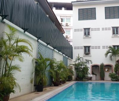 小さいプールですが、底は深いです