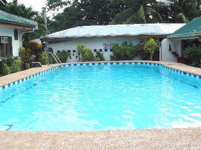 コテージのすぐ裏にプールがありました