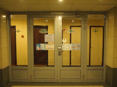 エレベーターホールから客室に向かうにはルームキーが必要。